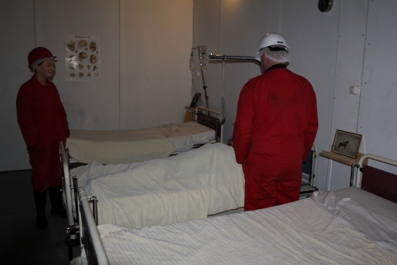 EHBO‑cursist voert een oefensimulatie uit met slachtoffer