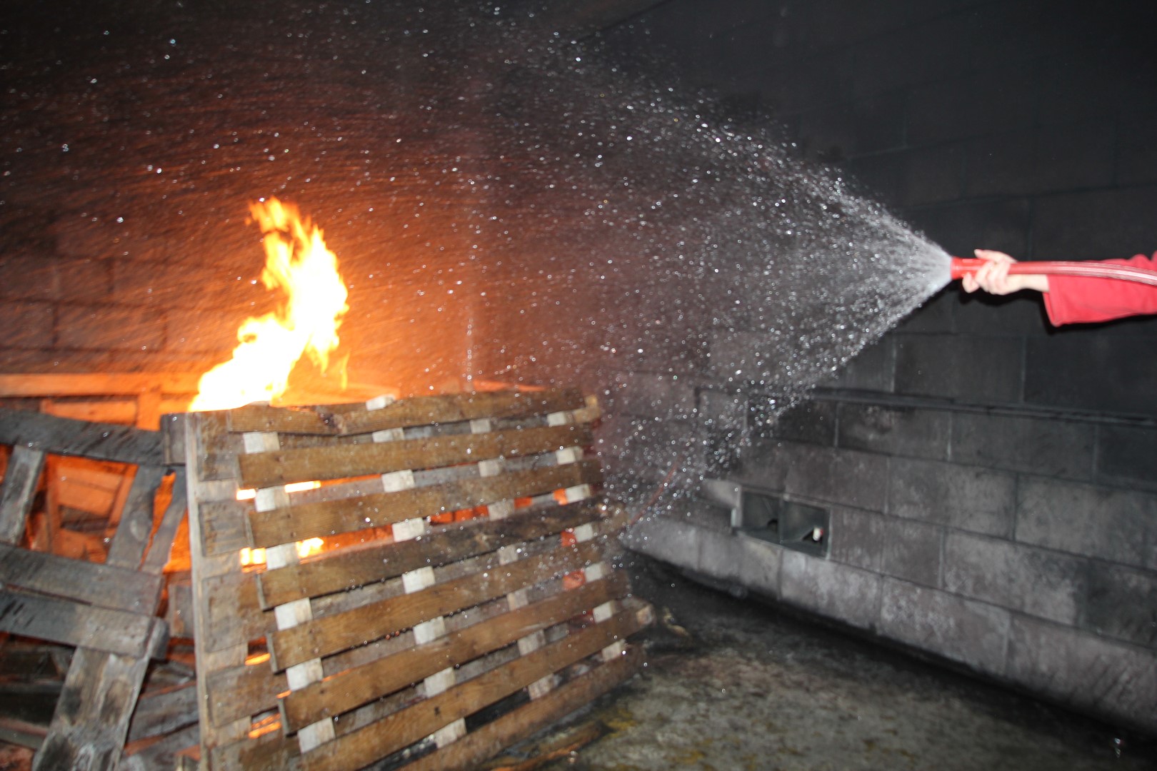 Gecontroleerd een brand blussen tijdens oefening