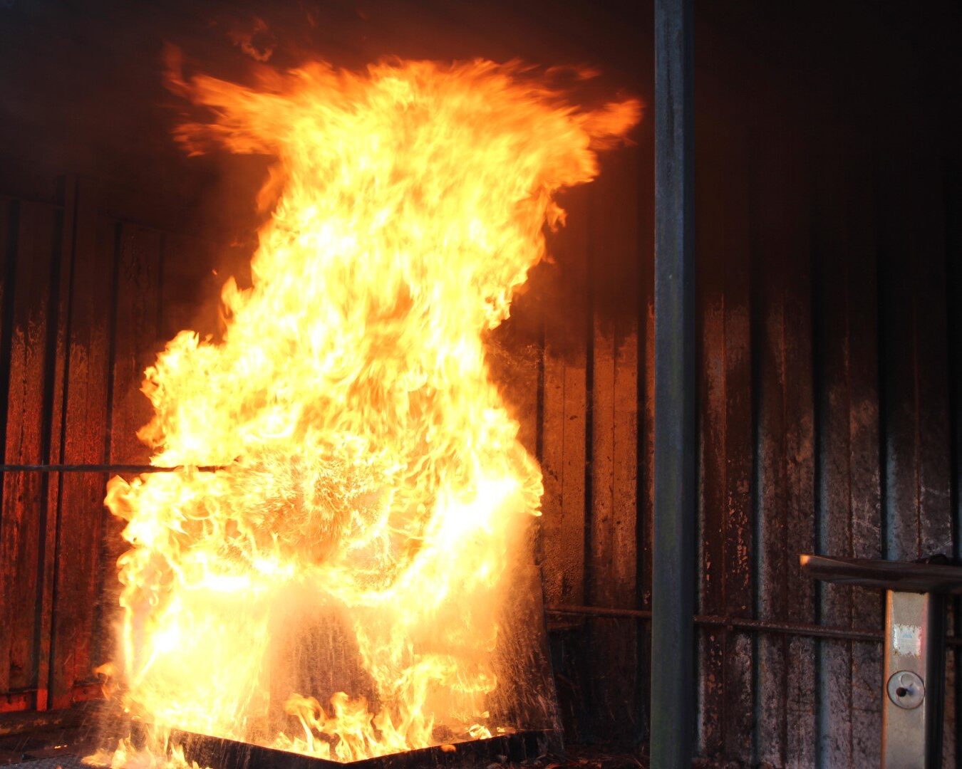 Oefensituatie waarin een brand veilig wordt geblust