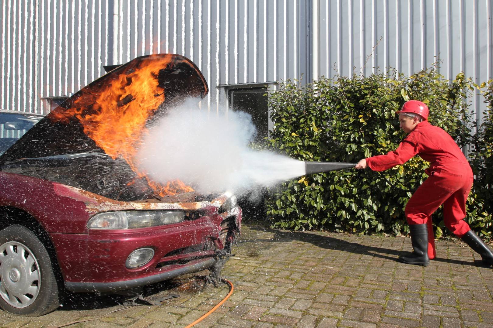 Brand gecontroleerd blussen met juiste techniek