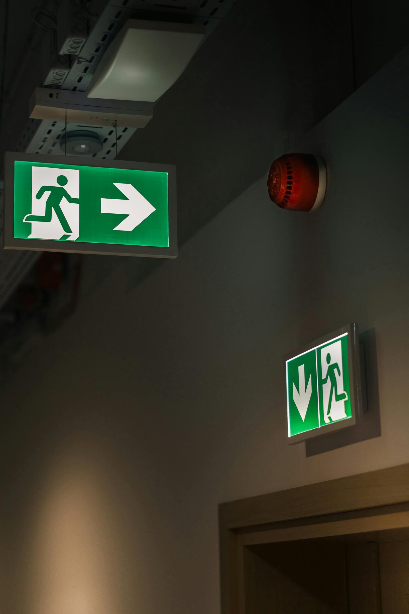 Groene nooduitgangborden in de gang